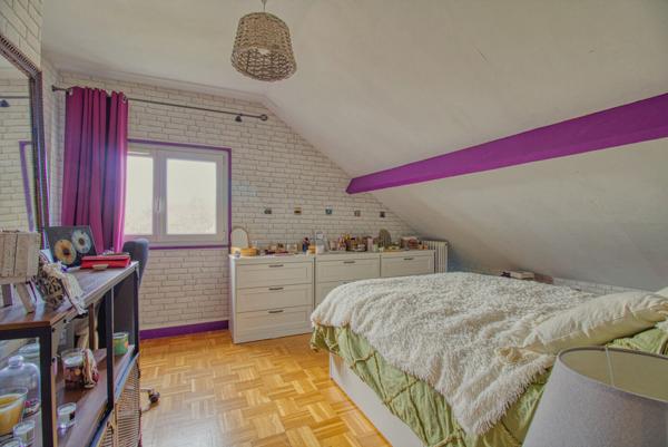 Charmant pavillon dans un écrin de verdure avec piscine et dépendance