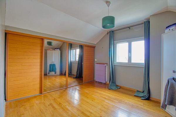 Charmant pavillon dans un écrin de verdure avec piscine et dépendance