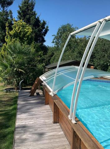 Charmant pavillon dans un écrin de verdure avec piscine et dépendance