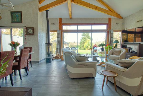 Charmant pavillon dans un écrin de verdure avec piscine et dépendance