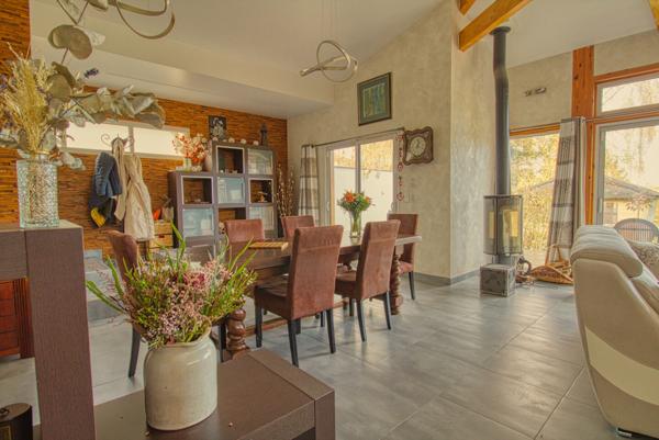 Charmant pavillon dans un écrin de verdure avec piscine et dépendance