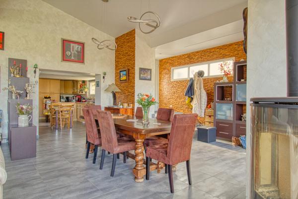 Charmant pavillon dans un écrin de verdure avec piscine et dépendance