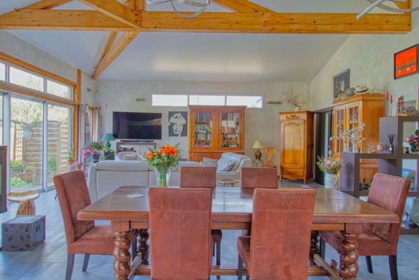 Charmant pavillon dans un écrin de verdure avec piscine et dépendance