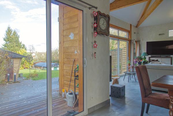 Charmant pavillon dans un écrin de verdure avec piscine et dépendance
