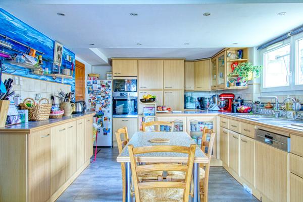 Charmant pavillon dans un écrin de verdure avec piscine et dépendance