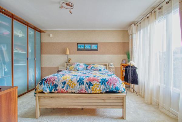 Charmant pavillon dans un écrin de verdure avec piscine et dépendance