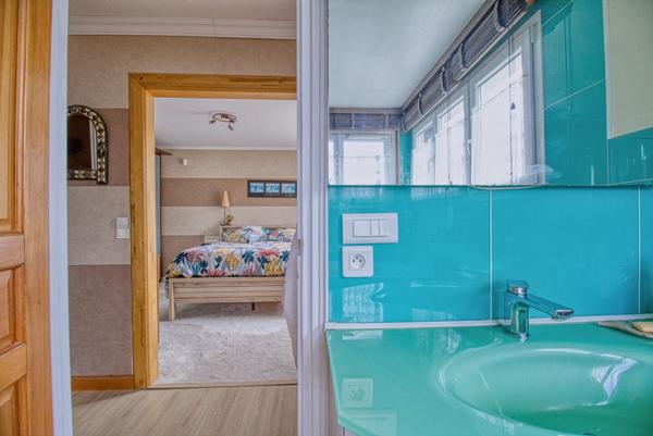 Charmant pavillon dans un écrin de verdure avec piscine et dépendance