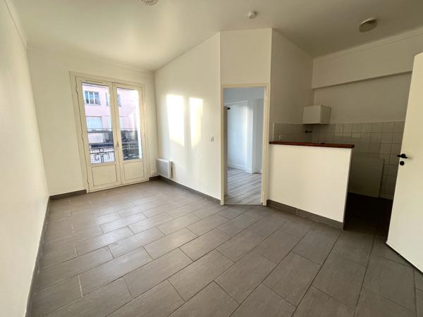 Villeneuve sur Lot, appartement de 31 m² lumineux situé dans un immeuble tranquille. L'appartement est au 1er étage et comprend une pièce de vie avec coin cuisine, une chambre, une salle d'eau et un WC. L'appartement se situe près des commerces du centre , Villeneuve sur lot