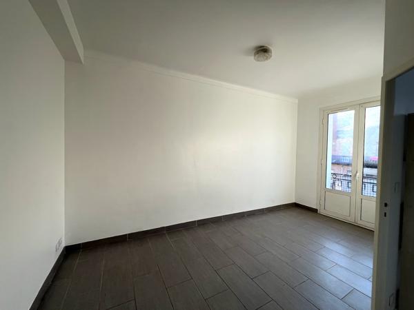 Villeneuve sur Lot, appartement de 31 m² lumineux situé dans un immeuble tranquille. L'appartement est au 1er étage et comprend une pièce de vie avec coin cuisine, une chambre, une salle d'eau et un WC. L'appartement se situe près des commerces du centre , Villeneuve sur lot