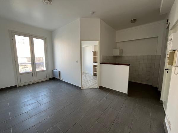 Villeneuve sur Lot, appartement de 31 m² lumineux situé dans un immeuble tranquille. L'appartement est au 1er étage et comprend une pièce de vie avec coin cuisine, une chambre, une salle d'eau et un WC. L'appartement se situe près des commerces du centre , Villeneuve sur lot