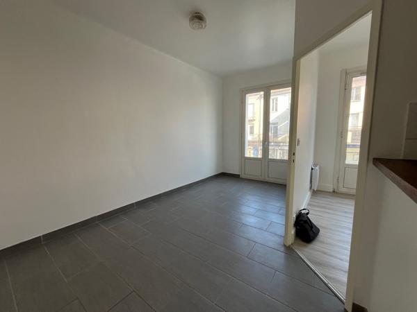 Villeneuve sur Lot, appartement de 31 m² lumineux situé dans un immeuble tranquille. L'appartement est au 1er étage et comprend une pièce de vie avec coin cuisine, une chambre, une salle d'eau et un WC. L'appartement se situe près des commerces du centre , Villeneuve sur lot