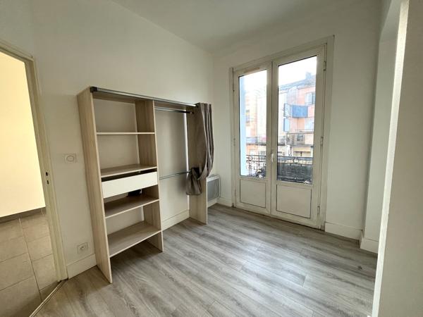 Villeneuve sur Lot, appartement de 31 m² lumineux situé dans un immeuble tranquille. L'appartement est au 1er étage et comprend une pièce de vie avec coin cuisine, une chambre, une salle d'eau et un WC. L'appartement se situe près des commerces du centre , Villeneuve sur lot