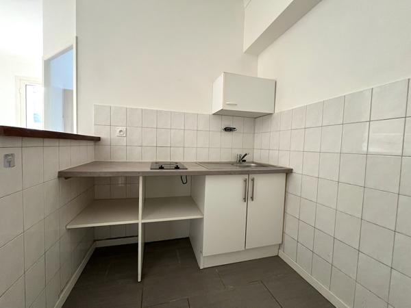 Villeneuve sur Lot, appartement de 31 m² lumineux situé dans un immeuble tranquille. L'appartement est au 1er étage et comprend une pièce de vie avec coin cuisine, une chambre, une salle d'eau et un WC. L'appartement se situe près des commerces du centre , Villeneuve sur lot