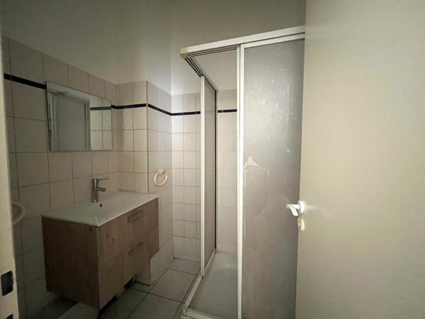 Villeneuve sur Lot, appartement de 31 m² lumineux situé dans un immeuble tranquille. L'appartement est au 1er étage et comprend une pièce de vie avec coin cuisine, une chambre, une salle d'eau et un WC. L'appartement se situe près des commerces du centre , Villeneuve sur lot