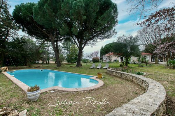 Maison T5 135 m2 avec piscine, terrain arboré et dépendance – environnement lavande et nature – Malataverne