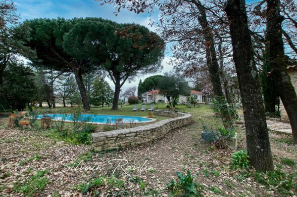 Maison T5 135 m2 avec piscine, terrain arboré et dépendance – environnement lavande et nature – Malataverne