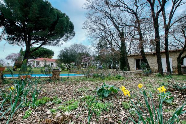 Maison T5 135 m2 avec piscine, terrain arboré et dépendance – environnement lavande et nature – Malataverne