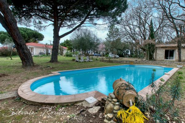 Maison T5 135 m2 avec piscine, terrain arboré et dépendance – environnement lavande et nature – Malataverne