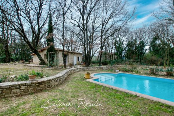 Maison T5 135 m2 avec piscine, terrain arboré et dépendance – environnement lavande et nature – Malataverne