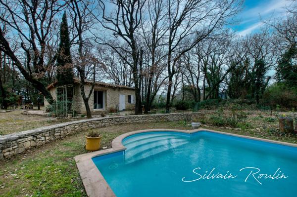 Maison T5 135 m2 avec piscine, terrain arboré et dépendance – environnement lavande et nature – Malataverne