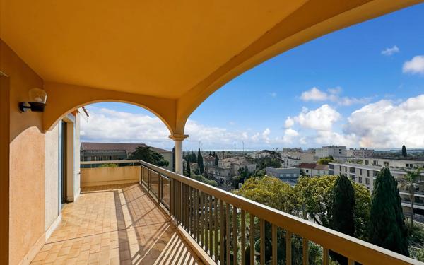 Appartement à vendre    10 pièces • 204,50 m2 Hyères