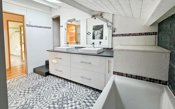 Appartement à vendre    10 pièces • 204,50 m2 Hyères
