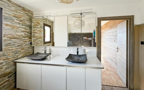 Appartement à vendre    10 pièces • 204,50 m2 Hyères