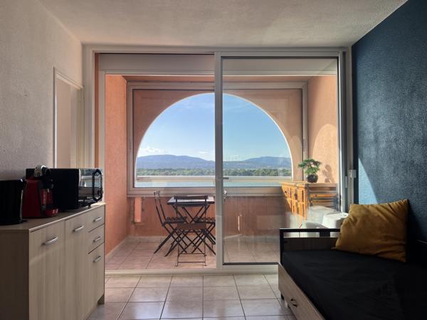 Appartement avec vue sur l'étang et les Corbières
