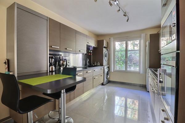 Appartement avec jardin 4 pièce(s) 132 m2 Carrez+ Véranda de 19m² + deux places de parking