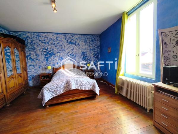 Ancienne maison bourgeoise de 1924 d'une surface habitable de 175 m2 sur terrain clos et arboré de 893 m2