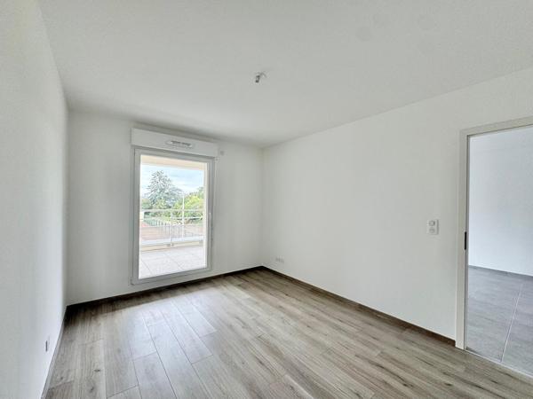 A louer : T2 NEUF avec sa terrasse de 15m², 2 parkings privés + cave