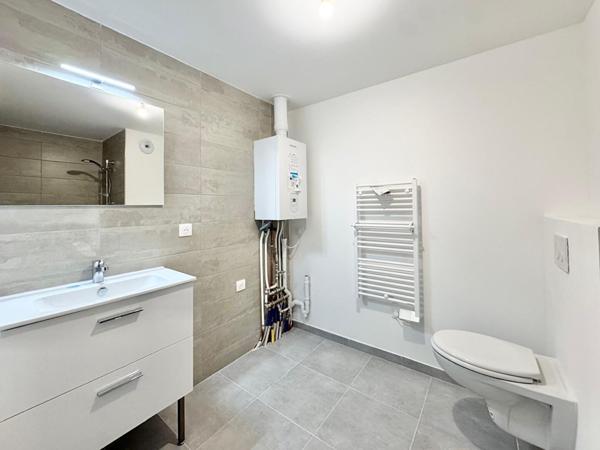 A louer : T2 NEUF avec sa terrasse de 15m², 2 parkings privés + cave