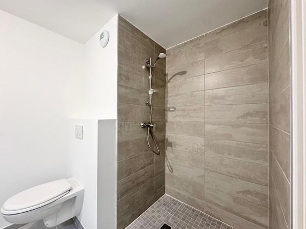 A louer : T2 NEUF avec sa terrasse de 15m², 2 parkings privés + cave