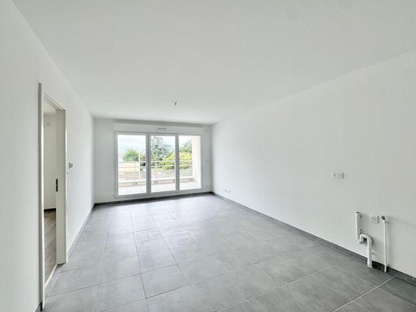 A louer : T2 NEUF avec sa terrasse de 15m², 2 parkings privés + cave