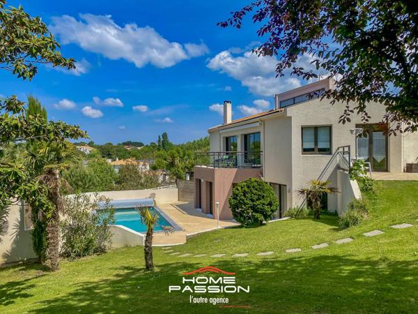 SAINT-PALAIS-SUR-MER - SPACIEUSE VILLA FAMILIALE AVEC PISCINE SUR PARC PAYSAGER A 600M DE LA PLAGE DE NAUZAN