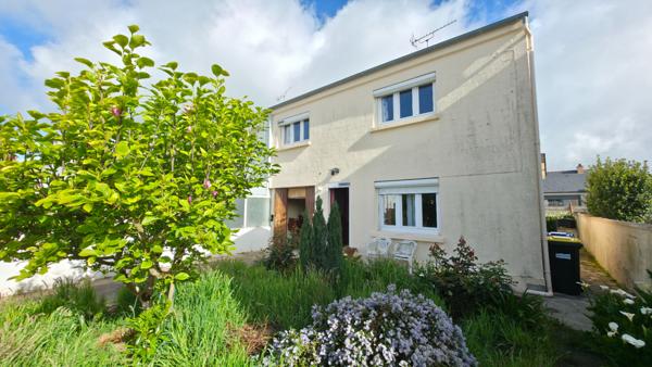 Maison de bourg , 5 pièces, 4 chambres garage et terrain à vendre à DONGES