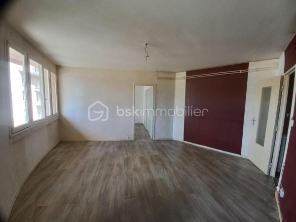 Découvrez cet appartement d'environ 45 m² au fort potentiel à rafraîchir, situé au premier étage d'une résidence avec ascenseur dans une copropriété saine et bien entretenue.

Idéal pour ceux qui cherchent à vivre à proximité du centre ville. À deux pas des transports et des commerces, ce bien vous offre un cadre de vie alliant praticité et convivialité.

Composé de 3 pièces, cet appartement propose un agencement fonctionnel avec une cuisine séparée du séjour lumineux.

Sa cave privative offre un espace de stockage non négligeable.

Attention, certaines photos ont été réalisées avec l'aide de l'IA pour vous aider à vous projeter, photos non contractuelles.

Les charges annuelles raisonnables de 720 € offrent une opportunité rare à saisir pour les amateurs de ville!

Contactez Marie-Cécile MATHEU pour plus d'informations.
