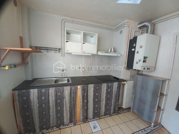 Découvrez cet appartement d'environ 45 m² au fort potentiel à rafraîchir, situé au premier étage d'une résidence avec ascenseur dans une copropriété saine et bien entretenue.

Idéal pour ceux qui cherchent à vivre à proximité du centre ville. À deux pas des transports et des commerces, ce bien vous offre un cadre de vie alliant praticité et convivialité.

Composé de 3 pièces, cet appartement propose un agencement fonctionnel avec une cuisine séparée du séjour lumineux.

Sa cave privative offre un espace de stockage non négligeable.

Attention, certaines photos ont été réalisées avec l'aide de l'IA pour vous aider à vous projeter, photos non contractuelles.

Les charges annuelles raisonnables de 720 € offrent une opportunité rare à saisir pour les amateurs de ville!

Contactez Marie-Cécile MATHEU pour plus d'informations.