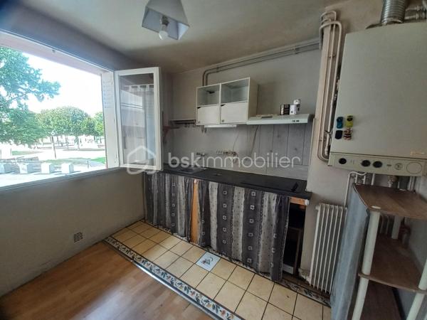 Découvrez cet appartement d'environ 45 m² au fort potentiel à rafraîchir, situé au premier étage d'une résidence avec ascenseur dans une copropriété saine et bien entretenue.

Idéal pour ceux qui cherchent à vivre à proximité du centre ville. À deux pas des transports et des commerces, ce bien vous offre un cadre de vie alliant praticité et convivialité.

Composé de 3 pièces, cet appartement propose un agencement fonctionnel avec une cuisine séparée du séjour lumineux.

Sa cave privative offre un espace de stockage non négligeable.

Attention, certaines photos ont été réalisées avec l'aide de l'IA pour vous aider à vous projeter, photos non contractuelles.

Les charges annuelles raisonnables de 720 € offrent une opportunité rare à saisir pour les amateurs de ville!

Contactez Marie-Cécile MATHEU pour plus d'informations.