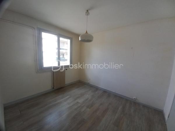 Découvrez cet appartement d'environ 45 m² au fort potentiel à rafraîchir, situé au premier étage d'une résidence avec ascenseur dans une copropriété saine et bien entretenue.

Idéal pour ceux qui cherchent à vivre à proximité du centre ville. À deux pas des transports et des commerces, ce bien vous offre un cadre de vie alliant praticité et convivialité.

Composé de 3 pièces, cet appartement propose un agencement fonctionnel avec une cuisine séparée du séjour lumineux.

Sa cave privative offre un espace de stockage non négligeable.

Attention, certaines photos ont été réalisées avec l'aide de l'IA pour vous aider à vous projeter, photos non contractuelles.

Les charges annuelles raisonnables de 720 € offrent une opportunité rare à saisir pour les amateurs de ville!

Contactez Marie-Cécile MATHEU pour plus d'informations.