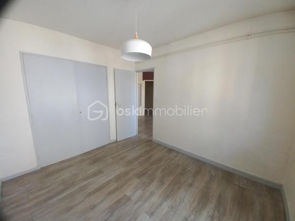 Découvrez cet appartement d'environ 45 m² au fort potentiel à rafraîchir, situé au premier étage d'une résidence avec ascenseur dans une copropriété saine et bien entretenue.

Idéal pour ceux qui cherchent à vivre à proximité du centre ville. À deux pas des transports et des commerces, ce bien vous offre un cadre de vie alliant praticité et convivialité.

Composé de 3 pièces, cet appartement propose un agencement fonctionnel avec une cuisine séparée du séjour lumineux.

Sa cave privative offre un espace de stockage non négligeable.

Attention, certaines photos ont été réalisées avec l'aide de l'IA pour vous aider à vous projeter, photos non contractuelles.

Les charges annuelles raisonnables de 720 € offrent une opportunité rare à saisir pour les amateurs de ville!

Contactez Marie-Cécile MATHEU pour plus d'informations.