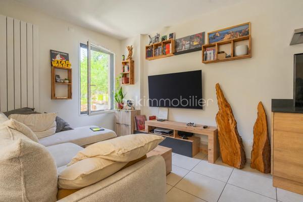 Découvrez ce magnifique studio de 32,5m2 avec terrasse, situé au rez-de-chaussée d'une résidence récente de 2021, sur Poisy, à seulement 10 minutes d'Annecy. 
Vous serez séduit par son espace de vie généreux d'environ 28m2 et sa grande terrasse d'environ 13m2.
Son agencement est idéal : le séjour d'un côté, l'espace repas de l'autre avec une belle cuisine équipée.
L'espace nuit peut facilement être cloisonné afin de créer un véritable coin chambre, selon vos envies et vos besoins. 
La salle d'eau comprend une douche, et un WC suspendu.

Les atouts complémentaires :

- Une cave 

-  Un local à vélos et des places de stationnement visiteurs sont disponibles au pied de la résidence.

- Possibilité d'acheter une place privative sur le parking extérieur de la résidence.

L'environnement de l'appartement est calme et agréable.
Vous apprécierez également la proximité des accès autoroutiers, arrêt de bus, commerces, écoles, crêches...

Que vous soyez à la recherche de votre premier achat ou d'un investissement locatif, ce studio représente une belle opportunité sur le secteur prisé de Poisy.
Contactez-moi pour plus d'informations et organiser une visite.
