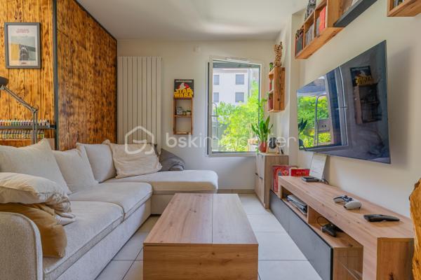 Découvrez ce magnifique studio de 32,5m2 avec terrasse, situé au rez-de-chaussée d'une résidence récente de 2021, sur Poisy, à seulement 10 minutes d'Annecy. 
Vous serez séduit par son espace de vie généreux d'environ 28m2 et sa grande terrasse d'environ 13m2.
Son agencement est idéal : le séjour d'un côté, l'espace repas de l'autre avec une belle cuisine équipée.
L'espace nuit peut facilement être cloisonné afin de créer un véritable coin chambre, selon vos envies et vos besoins. 
La salle d'eau comprend une douche, et un WC suspendu.

Les atouts complémentaires :

- Une cave 

-  Un local à vélos et des places de stationnement visiteurs sont disponibles au pied de la résidence.

- Possibilité d'acheter une place privative sur le parking extérieur de la résidence.

L'environnement de l'appartement est calme et agréable.
Vous apprécierez également la proximité des accès autoroutiers, arrêt de bus, commerces, écoles, crêches...

Que vous soyez à la recherche de votre premier achat ou d'un investissement locatif, ce studio représente une belle opportunité sur le secteur prisé de Poisy.
Contactez-moi pour plus d'informations et organiser une visite.