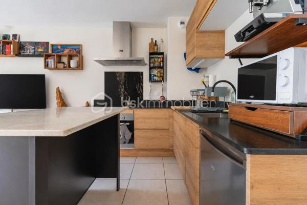 Découvrez ce magnifique studio de 32,5m2 avec terrasse, situé au rez-de-chaussée d'une résidence récente de 2021, sur Poisy, à seulement 10 minutes d'Annecy. 
Vous serez séduit par son espace de vie généreux d'environ 28m2 et sa grande terrasse d'environ 13m2.
Son agencement est idéal : le séjour d'un côté, l'espace repas de l'autre avec une belle cuisine équipée.
L'espace nuit peut facilement être cloisonné afin de créer un véritable coin chambre, selon vos envies et vos besoins. 
La salle d'eau comprend une douche, et un WC suspendu.

Les atouts complémentaires :

- Une cave 

-  Un local à vélos et des places de stationnement visiteurs sont disponibles au pied de la résidence.

- Possibilité d'acheter une place privative sur le parking extérieur de la résidence.

L'environnement de l'appartement est calme et agréable.
Vous apprécierez également la proximité des accès autoroutiers, arrêt de bus, commerces, écoles, crêches...

Que vous soyez à la recherche de votre premier achat ou d'un investissement locatif, ce studio représente une belle opportunité sur le secteur prisé de Poisy.
Contactez-moi pour plus d'informations et organiser une visite.