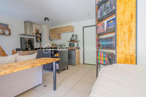 Découvrez ce magnifique studio de 32,5m2 avec terrasse, situé au rez-de-chaussée d'une résidence récente de 2021, sur Poisy, à seulement 10 minutes d'Annecy. 
Vous serez séduit par son espace de vie généreux d'environ 28m2 et sa grande terrasse d'environ 13m2.
Son agencement est idéal : le séjour d'un côté, l'espace repas de l'autre avec une belle cuisine équipée.
L'espace nuit peut facilement être cloisonné afin de créer un véritable coin chambre, selon vos envies et vos besoins. 
La salle d'eau comprend une douche, et un WC suspendu.

Les atouts complémentaires :

- Une cave 

-  Un local à vélos et des places de stationnement visiteurs sont disponibles au pied de la résidence.

- Possibilité d'acheter une place privative sur le parking extérieur de la résidence.

L'environnement de l'appartement est calme et agréable.
Vous apprécierez également la proximité des accès autoroutiers, arrêt de bus, commerces, écoles, crêches...

Que vous soyez à la recherche de votre premier achat ou d'un investissement locatif, ce studio représente une belle opportunité sur le secteur prisé de Poisy.
Contactez-moi pour plus d'informations et organiser une visite.