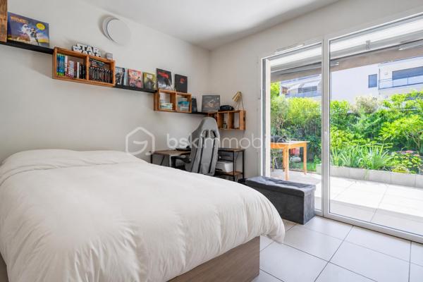 Découvrez ce magnifique studio de 32,5m2 avec terrasse, situé au rez-de-chaussée d'une résidence récente de 2021, sur Poisy, à seulement 10 minutes d'Annecy. 
Vous serez séduit par son espace de vie généreux d'environ 28m2 et sa grande terrasse d'environ 13m2.
Son agencement est idéal : le séjour d'un côté, l'espace repas de l'autre avec une belle cuisine équipée.
L'espace nuit peut facilement être cloisonné afin de créer un véritable coin chambre, selon vos envies et vos besoins. 
La salle d'eau comprend une douche, et un WC suspendu.

Les atouts complémentaires :

- Une cave 

-  Un local à vélos et des places de stationnement visiteurs sont disponibles au pied de la résidence.

- Possibilité d'acheter une place privative sur le parking extérieur de la résidence.

L'environnement de l'appartement est calme et agréable.
Vous apprécierez également la proximité des accès autoroutiers, arrêt de bus, commerces, écoles, crêches...

Que vous soyez à la recherche de votre premier achat ou d'un investissement locatif, ce studio représente une belle opportunité sur le secteur prisé de Poisy.
Contactez-moi pour plus d'informations et organiser une visite.
