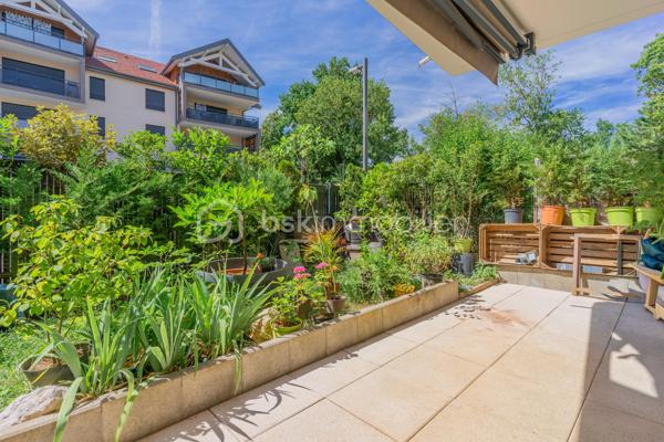 Découvrez ce magnifique studio de 32,5m2 avec terrasse, situé au rez-de-chaussée d'une résidence récente de 2021, sur Poisy, à seulement 10 minutes d'Annecy. 
Vous serez séduit par son espace de vie généreux d'environ 28m2 et sa grande terrasse d'environ 13m2.
Son agencement est idéal : le séjour d'un côté, l'espace repas de l'autre avec une belle cuisine équipée.
L'espace nuit peut facilement être cloisonné afin de créer un véritable coin chambre, selon vos envies et vos besoins. 
La salle d'eau comprend une douche, et un WC suspendu.

Les atouts complémentaires :

- Une cave 

-  Un local à vélos et des places de stationnement visiteurs sont disponibles au pied de la résidence.

- Possibilité d'acheter une place privative sur le parking extérieur de la résidence.

L'environnement de l'appartement est calme et agréable.
Vous apprécierez également la proximité des accès autoroutiers, arrêt de bus, commerces, écoles, crêches...

Que vous soyez à la recherche de votre premier achat ou d'un investissement locatif, ce studio représente une belle opportunité sur le secteur prisé de Poisy.
Contactez-moi pour plus d'informations et organiser une visite.