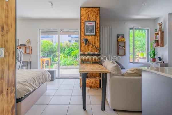 Découvrez ce magnifique studio de 32,5m2 avec terrasse, situé au rez-de-chaussée d'une résidence récente de 2021, sur Poisy, à seulement 10 minutes d'Annecy. 
Vous serez séduit par son espace de vie généreux d'environ 28m2 et sa grande terrasse d'environ 13m2.
Son agencement est idéal : le séjour d'un côté, l'espace repas de l'autre avec une belle cuisine équipée.
L'espace nuit peut facilement être cloisonné afin de créer un véritable coin chambre, selon vos envies et vos besoins. 
La salle d'eau comprend une douche, et un WC suspendu.

Les atouts complémentaires :

- Une cave 

-  Un local à vélos et des places de stationnement visiteurs sont disponibles au pied de la résidence.

- Possibilité d'acheter une place privative sur le parking extérieur de la résidence.

L'environnement de l'appartement est calme et agréable.
Vous apprécierez également la proximité des accès autoroutiers, arrêt de bus, commerces, écoles, crêches...

Que vous soyez à la recherche de votre premier achat ou d'un investissement locatif, ce studio représente une belle opportunité sur le secteur prisé de Poisy.
Contactez-moi pour plus d'informations et organiser une visite.