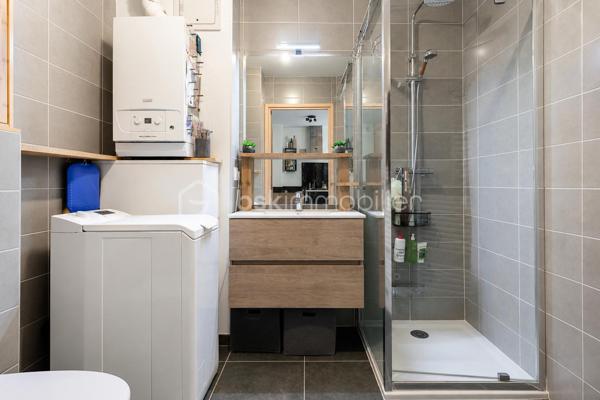 Découvrez ce magnifique studio de 32,5m2 avec terrasse, situé au rez-de-chaussée d'une résidence récente de 2021, sur Poisy, à seulement 10 minutes d'Annecy. 
Vous serez séduit par son espace de vie généreux d'environ 28m2 et sa grande terrasse d'environ 13m2.
Son agencement est idéal : le séjour d'un côté, l'espace repas de l'autre avec une belle cuisine équipée.
L'espace nuit peut facilement être cloisonné afin de créer un véritable coin chambre, selon vos envies et vos besoins. 
La salle d'eau comprend une douche, et un WC suspendu.

Les atouts complémentaires :

- Une cave 

-  Un local à vélos et des places de stationnement visiteurs sont disponibles au pied de la résidence.

- Possibilité d'acheter une place privative sur le parking extérieur de la résidence.

L'environnement de l'appartement est calme et agréable.
Vous apprécierez également la proximité des accès autoroutiers, arrêt de bus, commerces, écoles, crêches...

Que vous soyez à la recherche de votre premier achat ou d'un investissement locatif, ce studio représente une belle opportunité sur le secteur prisé de Poisy.
Contactez-moi pour plus d'informations et organiser une visite.