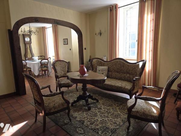 Maison de ville 129m2 habitables, trois chambres, avec terrasse et dépendance.